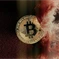 Cena bitcoinu poprvé od roku 2024 klesla pod 70 tisíc dolarů, výprodeje zesilují