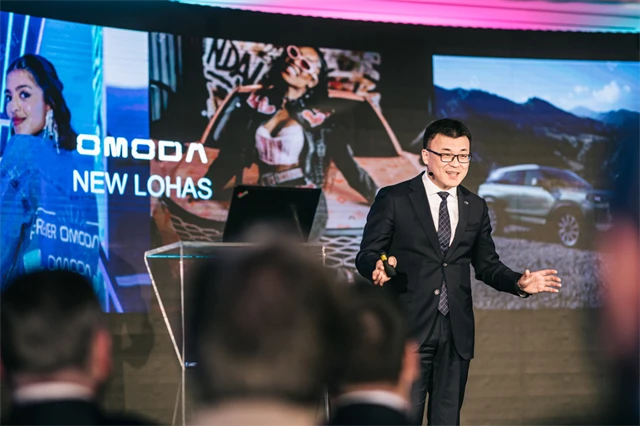 Charlie Zhang, viceprezident koncernu Chery, při představení značek Jaecoo a Omoda v Praze