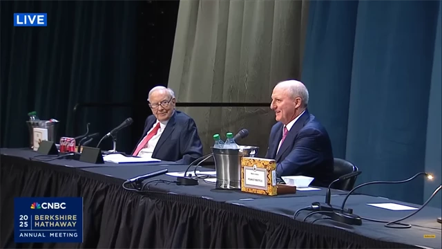 Buffett a Abel na letošním setkání akcionářů Berkshire Hathaway