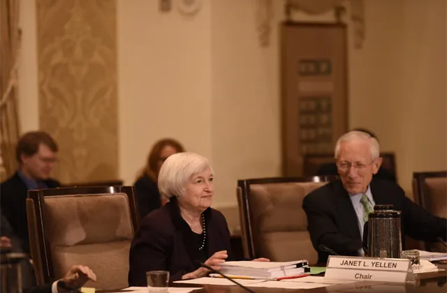 Výhled na nový obchodní týden: Trhy v Evropě i USA budou hýbat důležitá makrodata, Fed zveřejní Béžovou knihu