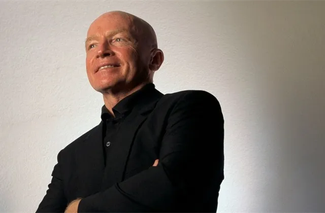 Mark Mobius: Na výsledek britského referenda bych nespekuloval. Akcie mají větší smysl než dluhopisy, třetinu peněz bych investoval do mladých trhů