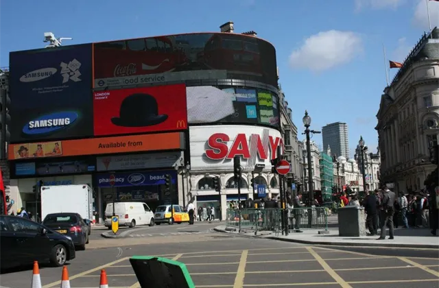 Britové se dožadují druhého referenda. Stránky s peticí zaplavilo tolik lidí, že zkolabovaly