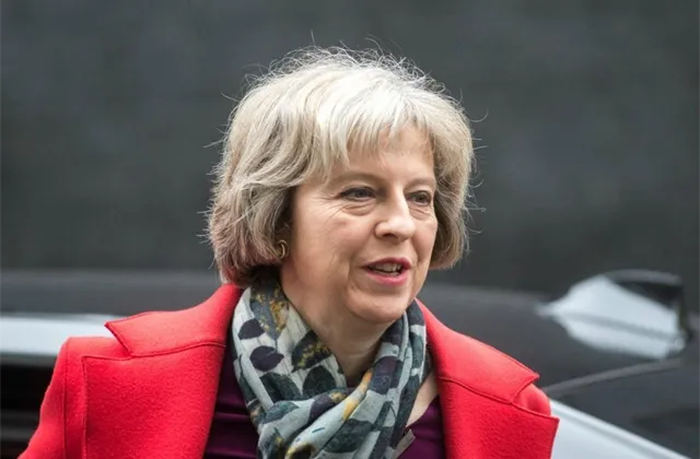 Británie má historicky druhou premiérku, královna požádala Theresu Mayovou o sestavení nové vlády