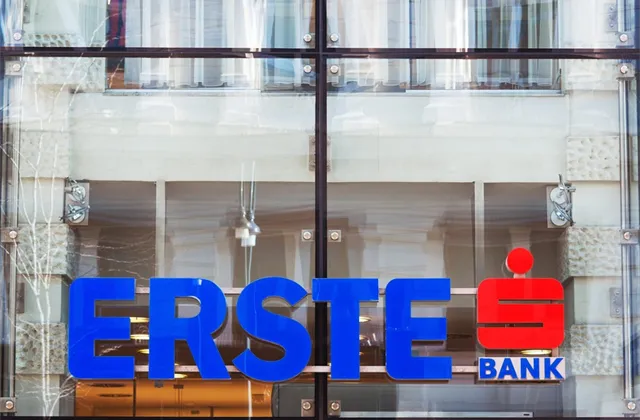 KBW zvýšila cílovou cenu akcií Erste Group Bank na zhruba 920 Kč (doporučení "outperform"), Goldman Sachs cílovou cenu titulu navýšila na 784 Kč ze 730 Kč (doporučení "buy/neutral")