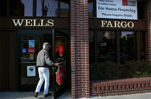 JPMorgan Chase zvýšila doporučení na akcie Monsanto na "overweight" z "neutral", zároveň snížila doporučení na akcie Wells Fargo na "neutral" z "overweight"