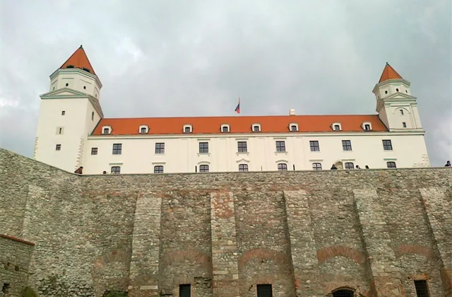 Rozpočtový deficit Slovenska loni klesl na osmileté minimum