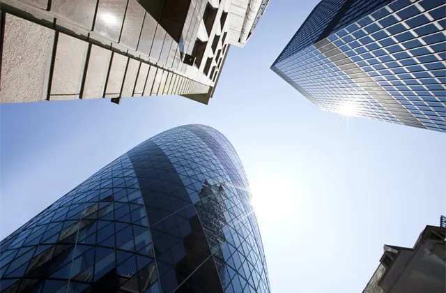 Jak brexitové hádky ovlivní evropský finanční sektor včetně českých bank? Roli žolíků by mohly hrát Komerční banka a MONETA