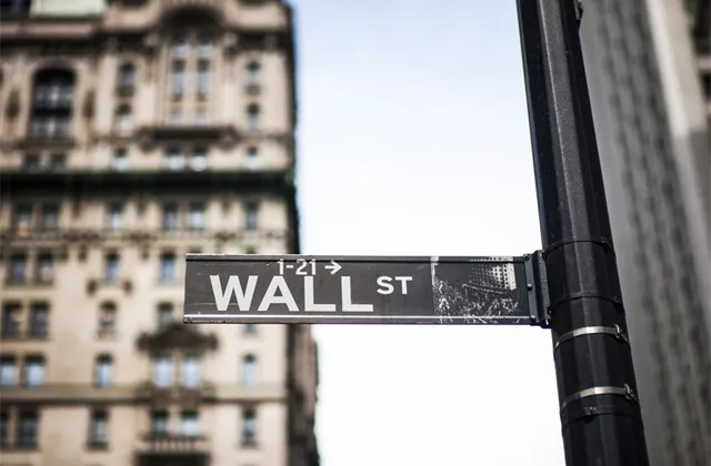 Dva spekulativní akciové tipy z Wall Street: JPMorgan Chase LONG, Verizon Communications SHORT