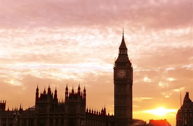 NIESR: Britská ekonomika v období od června do srpna vzrostla o 0,4 %