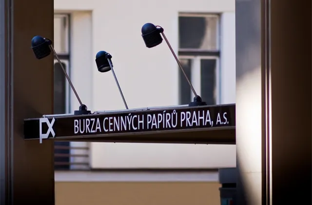 BUY, HOLD & SELL: 3 akciové tipy z pražské burzy