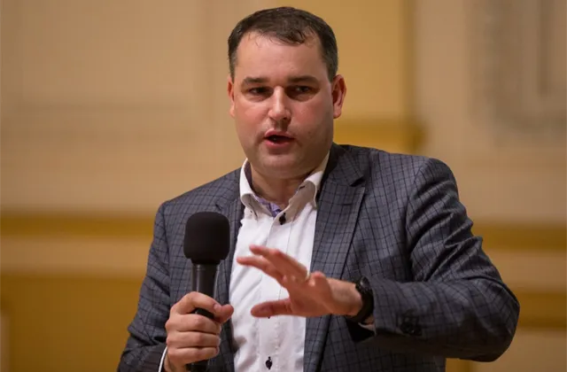 Hampl (ČNB): Od rovnovážné sazby pro českou ekonomiku je naše měnová politika hodně vzdálena