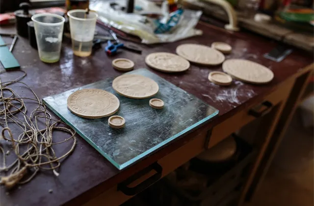 Drahý kov a umění v jednom: S nákupem pamětních mincí se nevyplatí otálet