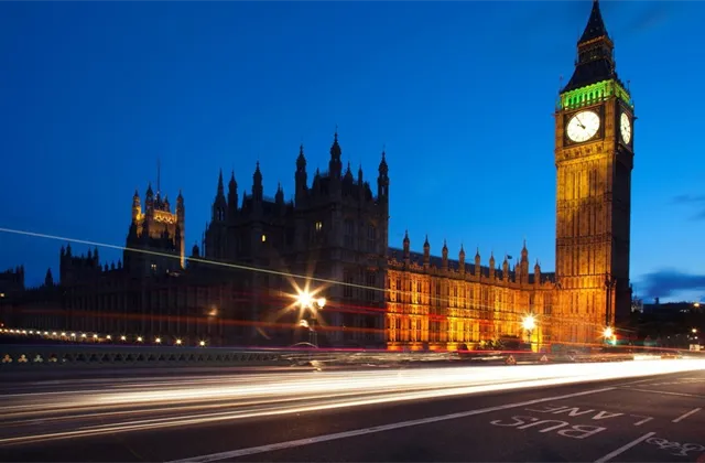 Británie zlepšila výhled své ekonomiky na příští rok