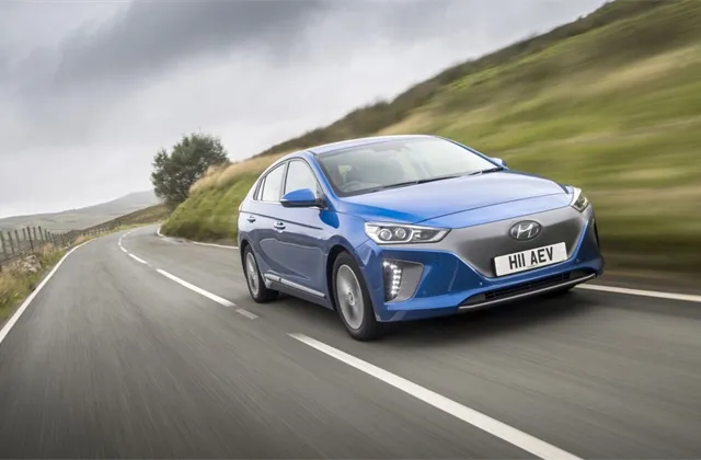 Investorský magazín: Jízda do (elektrické) budoucnosti automobilového průmyslu