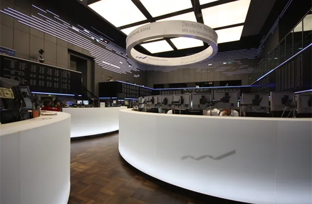 Evropské akcie v pondělí zdražily, dařilo se automobilkám