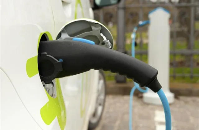 Elektrická auta: Bomby na čtyřech kolech mohou teoreticky prošlapávat cestu k revoluci, říká Ondřej Neff