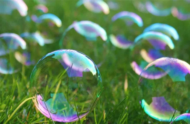 Jak si (i) kvůli hedgeovým fondům nafukujeme bubliny a podřezáváme větve, na kterých sedíme (a bydlíme)