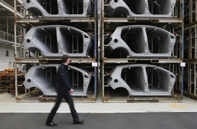 Hejno černých labutí nad (evropskými) automobilkami