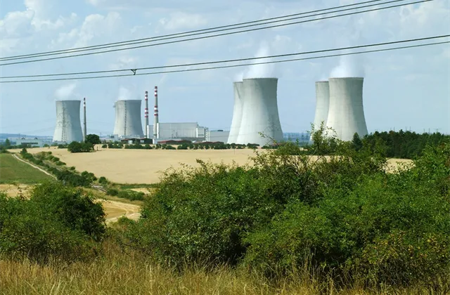 Nový jaderný blok v Česku nic nevyřeší. Politici lžou, říká Šnobr