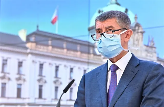 Vláda by měla v podpoře hospodářství chtít za málo peněz hodně muziky, říká ekonom Jan Bureš