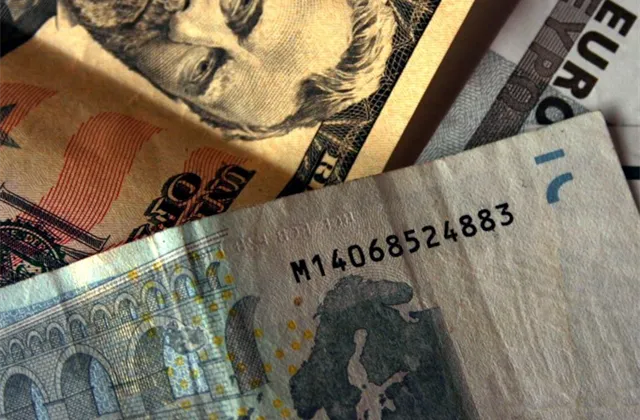 Posilování eura vůči dolaru podle analytika: Dlouhodobě bych na ně příliš nesázel, v eurozóně stále tiká pomyslná časovaná bomba