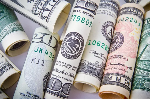 Úpadek dolaru? Vlhký sen Rusů se hned tak nenaplní, vedle ekonomiky pozici americké měny drží i mocenský význam USA