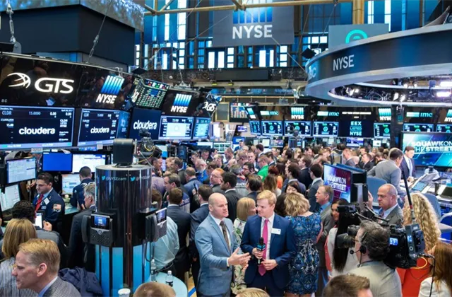 Tradeři a novináři na NYSE - ilustrační foto
