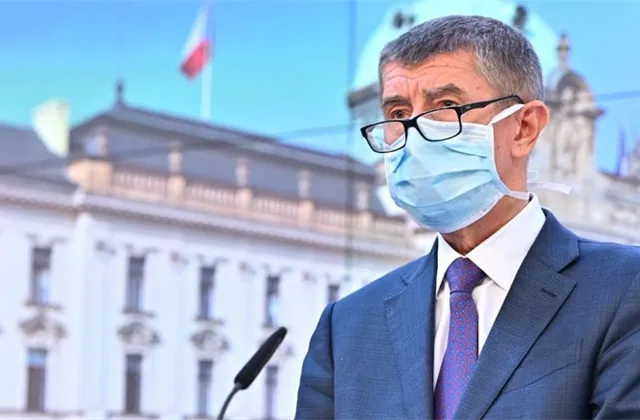 Andrej Babiš v roušce