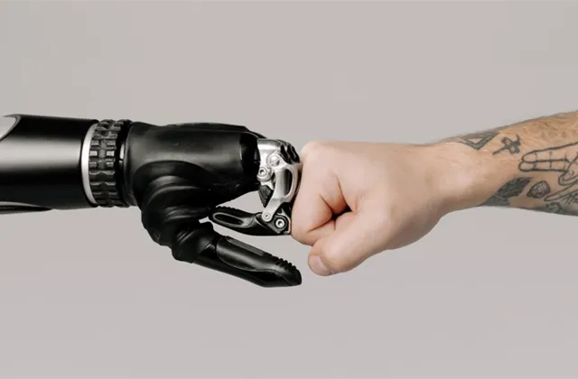 Česko v roce 2030: Moderní trendy člověka ze služeb hned tak nevytlačí, věří ekonom David Marek