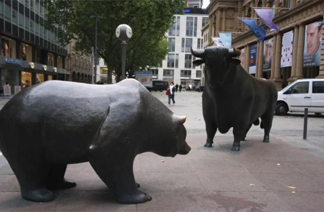 Medvědi se akciového kormidla chytají častěji, býci nad nimi ale i tak jasně vítězí