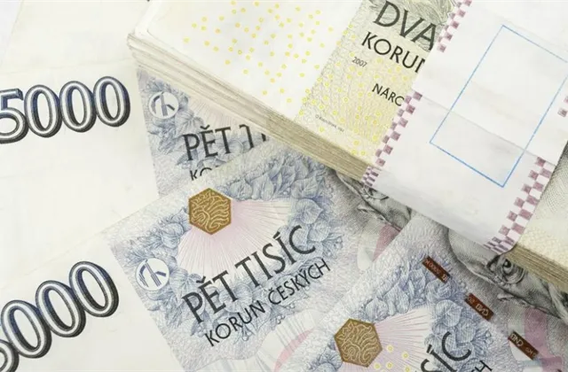 Co s volnými penězi: Splatit předčasně dluhy, nebo investovat?