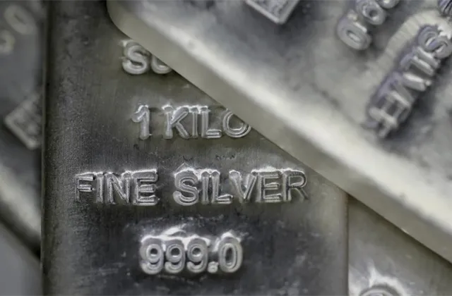 Ve stínu zlata: Co čekat od ceny stříbra, která osciluje okolo 25 USD za unci?