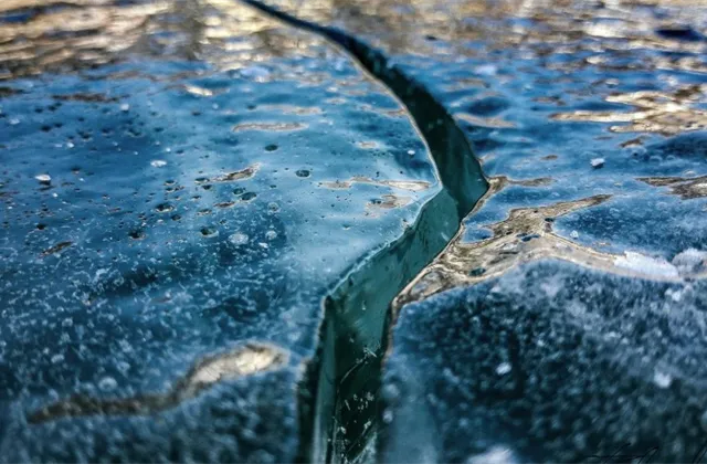 Akciový trh na tenkém ledě politiky Fedu