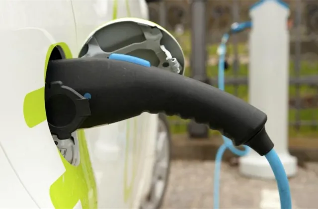 Elektromobilitě svítí zelená, v cestě ale stojí bariéry. Třeba na trhu s kovy