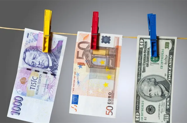 Přísnější Fed (i ČNB), pomalejší růst a silnější dolar (ale ne koruna)