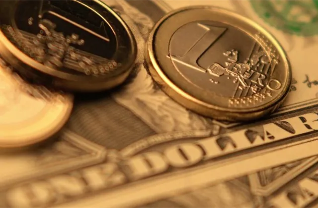 Euro je k dolaru nejsilnější za čtyři roky