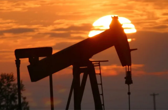 USA uvolní ze strategických rezerv 50 milionů barelů ropy, ke snaze srazit ceny energetických komodit se mají přidat i další země