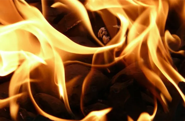 Zatímco ČNB hasí inflační oheň, ECB jej trpělivě rozfoukává