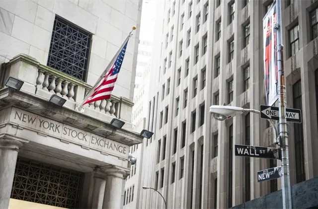 Americké akciové indexy v pátek i za týden posílily, S&P 500 se po čtvrt roce vrátil nad 6 000 bodů