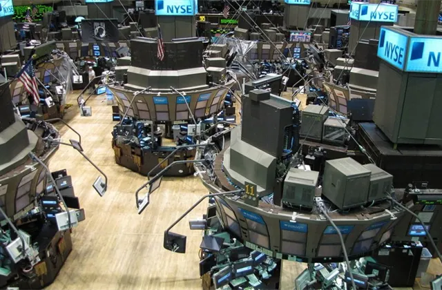 Americké akcie: Starosti s likviditou, obávané technologie a opatrné firemní výhledy. Kam až to Fed nechá zajít?