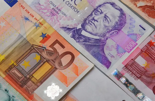 ČNB intervenuje na trhu v prospěch koruny. Co to znamená?