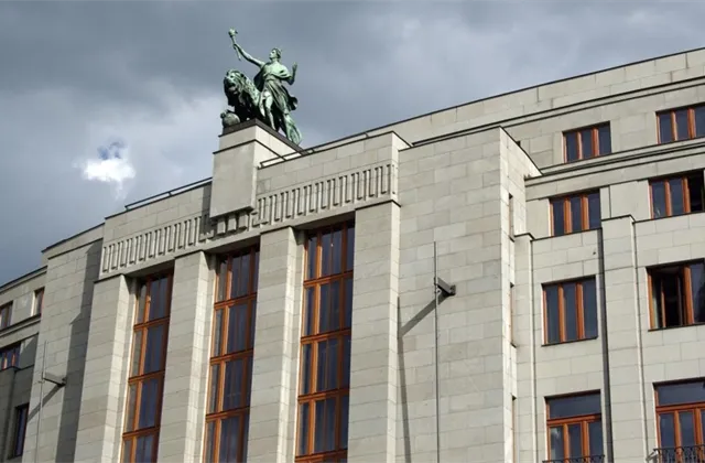 ČNB na březnovém zasedání zvýšila základní úrokovou sazbu na 5 %, válka na Ukrajině podle guvernéra Rusnoka sníží očekávaný růst české ekonomiky na polovinu