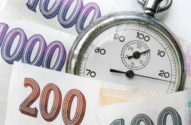 Češi (zatím) dokážou každý měsíc něco ušetřit a zbývá jim i na investice. Proč z nich stále mnozí mají obavy?