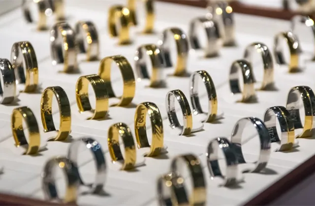 Drahé kovy pod lupou: Proč stříbro i zlato dále ztrácejí