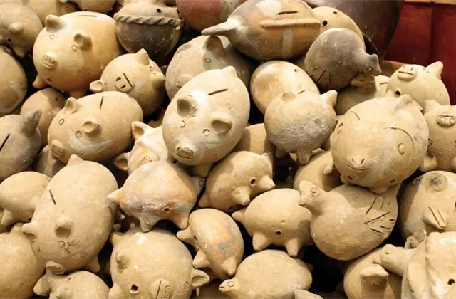 47 miliard korun. O tolik by Češi byli za rok bohatší, kdyby peníze necpali "do slamníku"