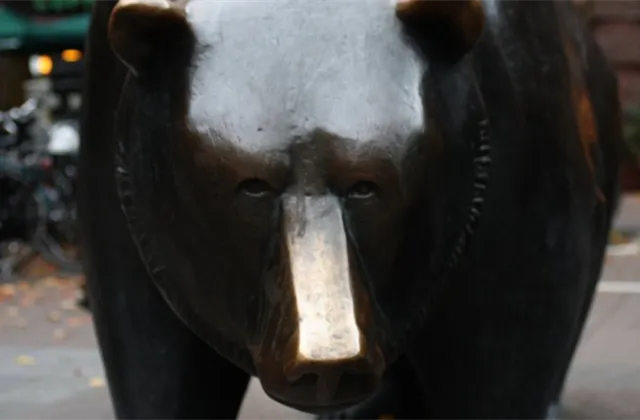 Americké akciové indexy na úvod týdne prudce oslabily, investory odrazuje výhled růstu sazeb. Index S&P 500 uzavřel více než 20 % pod rekordem a je v medvědím trendu