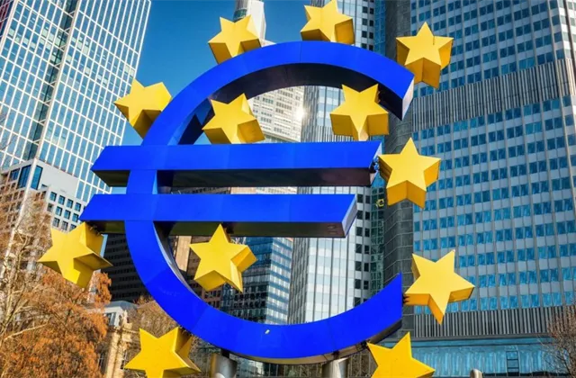 Meziroční růst ekonomiky eurozóny v druhém čtvrtletí zpomalil na 4 %, inflace v červenci vystoupila na rekordních 8,9 %
