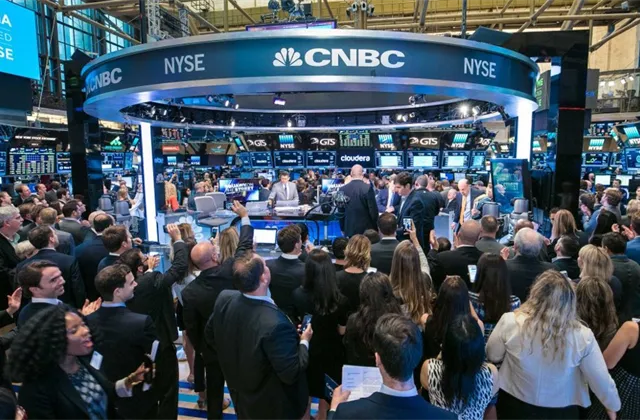 Tradeři a novináři na NYSE - ilustrační foto