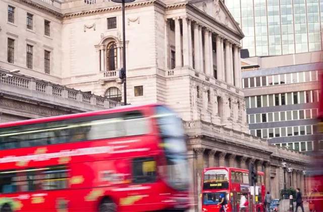 Bank of England na únorovém zasedání v souladu s očekáváním zvýšila základní sazbu o půl procentního bodu na 4 %