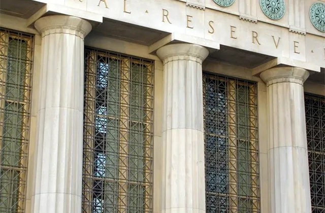 Stres testy: Fed je přísnější než ECB, kondice amerických bank je tedy podle všeho solidní